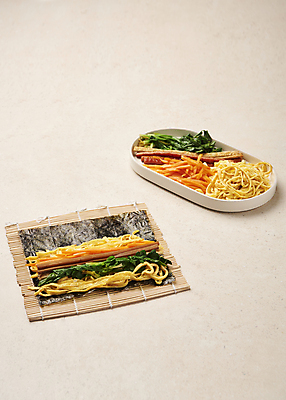 포토 JPG 스튜디오촬영 접시 다이어트 식재료 재료 실내 사람없음 당근 김 햄 요리중 시금치 지단 다이어트음식 김밥말이 우엉 베이지색배경 식단관리 저탄고지 키토제닉다이어트 키토김밥 국내포토 식기 백그라운드 채소 모션 주방용품 뿌리채소 건강 식이요법 육류 내부 고명 해조류 김밥 고지방 베이지색 파일형식 저탄수화물