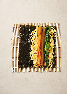 포토 JPG 스튜디오촬영 다이어트 식재료 재료 실내 사람없음 하이앵글 당근 김 햄 요리중 시금치 지단 다이어트음식 김밥말이 우엉 베이지색배경 식단관리 저탄고지 키토제닉다이어트 키토김밥 국내포토 뷰포인트 백그라운드 채소 모션 주방용품 뿌리채소 건강 식이요법 육류 내부 고명 해조류 김밥 고지방 베이지색 파일형식 저탄수화물