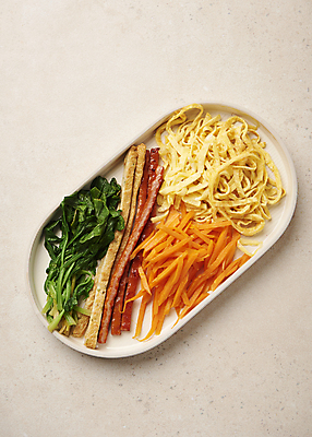 포토 JPG 스튜디오촬영 접시 다이어트 식재료 재료 실내 사람없음 하이앵글 당근 어묵 햄 시금치 지단 다이어트음식 베이지색배경 식단관리 저탄고지 키토제닉다이어트 키토김밥 국내포토 식기 뷰포인트 백그라운드 채소 뿌리채소 건강 식이요법 육류 내부 고명 김밥 고지방 베이지색 파일형식 저탄수화물