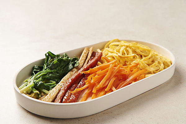 포토 JPG 스튜디오촬영 접시 다이어트 식재료 재료 실내 사람없음 당근 어묵 햄 시금치 지단 다이어트음식 베이지색배경 식단관리 저탄고지 키토제닉다이어트 키토김밥 국내포토 식기 백그라운드 채소 뿌리채소 건강 식이요법 육류 내부 고명 김밥 고지방 베이지색 파일형식 저탄수화물