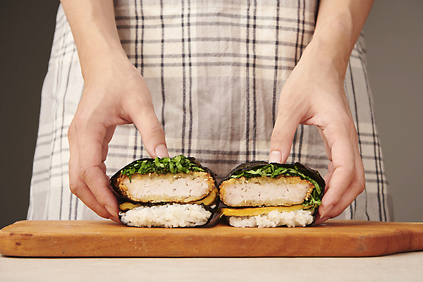 포토 JPG 스튜디오촬영 손 여자 밥 단면 실내 한명 상반신 20대 성인 앞모습 계란 한국인 두개 돈가스 깻잎 보여주기 나무도마 성인여자한명만 접는김밥 국내포토 1 음식 뷰포인트 2 채소 모션 도마 사람 동양인 청년 내부 목재 신체부위 알 커틀릿 김밥 여자한명만 성인여자만 파일형식