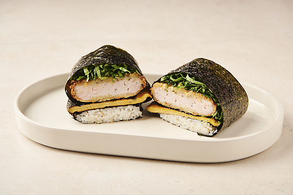 포토 JPG 스튜디오촬영 접시 밥 단면 실내 사람없음 계란 두개 돈가스 깻잎 베이지색배경 접는김밥 국내포토 식기 음식 백그라운드 2 채소 내부 알 커틀릿 김밥 베이지색 파일형식