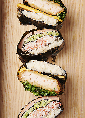 포토 JPG 스튜디오촬영 단면 오이 실내 사람없음 계란 여러개 돈가스 햄 깻잎 일렬 맛살 나무배경 접는김밥 국내포토 음식 다수 백그라운드 채소 육류 내부 알 커틀릿 김밥 파일형식