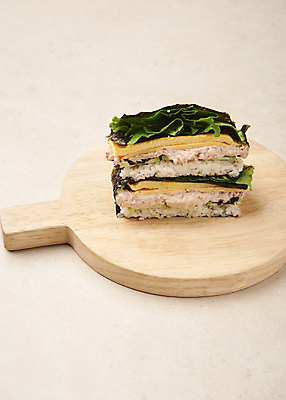 포토 JPG 스튜디오촬영 채소 단면 실내 사람없음 쌓기 계란 두개 나무도마 베이지색배경 접는김밥 참치마요 국내포토 음식 백그라운드 2 모션 도마 내부 목재 알 김밥 베이지색 파일형식