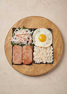 포토 JPG 스튜디오촬영 식재료 재료 밥 실내 사람없음 하이앵글 김 계란프라이 햄 깻잎 나무받침 맛살 베이지색배경 접는김밥 국내포토 음식 뷰포인트 백그라운드 채소 육류 내부 목재 해조류 계란요리 받침대 김밥 베이지색 파일형식