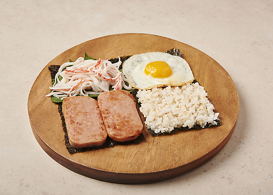 포토 JPG 스튜디오촬영 식재료 재료 밥 실내 사람없음 김 계란프라이 햄 깻잎 나무받침 맛살 베이지색배경 접는김밥 국내포토 음식 백그라운드 채소 육류 내부 목재 해조류 계란요리 받침대 김밥 베이지색 파일형식