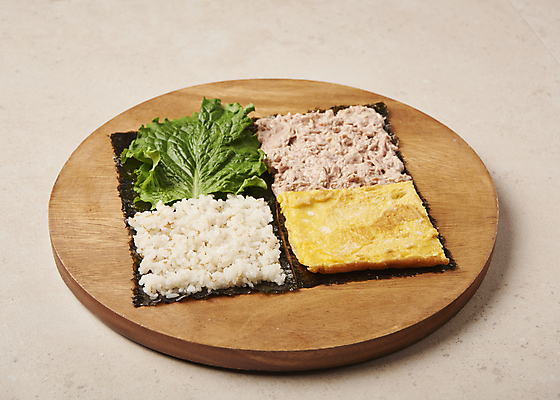 포토 JPG 스튜디오촬영 식재료 재료 밥 실내 사람없음 계란 김 상추 나무받침 베이지색배경 접는김밥 참치마요 국내포토 음식 백그라운드 채소 내부 목재 알 해조류 받침대 김밥 베이지색 파일형식