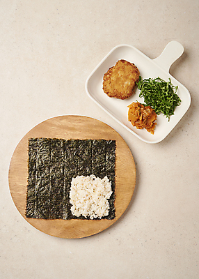 포토 JPG 스튜디오촬영 접시 식재료 재료 밥 실내 사람없음 하이앵글 돈가스 김 깻잎 김치볶음 나무받침 베이지색배경 접는김밥 국내포토 식기 음식 뷰포인트 백그라운드 채소 내부 목재 해조류 커틀릿 받침대 김밥 볶음 베이지색 파일형식