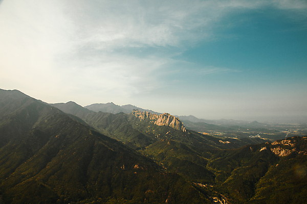 포토 JPG 주간 구름 하늘 풍경 사람없음 야외 산등성이 강원도 설악산 산맥 국내포토 자연요소 산 한국 인제 파일형식