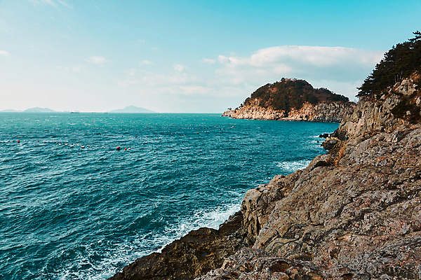 포토 JPG 주간 구름 파도 바다 섬 하늘 사람없음 야외 절벽 통영 수평선 국내포토 자연요소 경상남도 파일형식