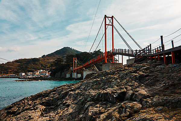 포토 JPG 주간 구름 바다 섬 산 사람없음 야외 통영 출렁다리 해안절벽 국내포토 자연요소 절벽 다리_건축물 경상남도 파일형식