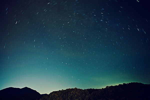 포토 JPG 별 야경 밤하늘 사람없음 야외 별자리 야간 숲 산등성이 강원도 궤적 국내포토 자연요소 하늘 산 한국 파일형식 풍경_경치