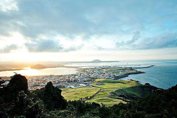 포토 JPG 주간 구름 바다 섬 하늘 사람없음 야외 건물 제주도 마을 일출 일몰 성산일출봉 수평선 국내포토 자연요소 건축물 한국 노을 서귀포 파일형식