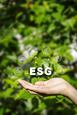 PSD 편집이미지 손 공장 자연 나뭇잎 손바닥 타이포그라피 아웃포커스 신체부위 초록색 점 에코 친환경 경영 번개모양 ESG 이미지편집 모양 문자 컬러 잎 비즈니스 공업 촬영기법 사람 환경 번개 생태계 파일형식