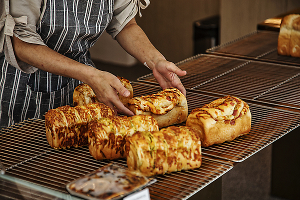 포토 직업 1 빵 뷰포인트 모션 사람 상점 주방도구 제빵도구 성인만 파일형식 잡기 한명 식힘망 옆모습 상반신 앞치마 성인한명만 성인 식빵 음식 제빵사 빵집 카페 JPG 국내포토