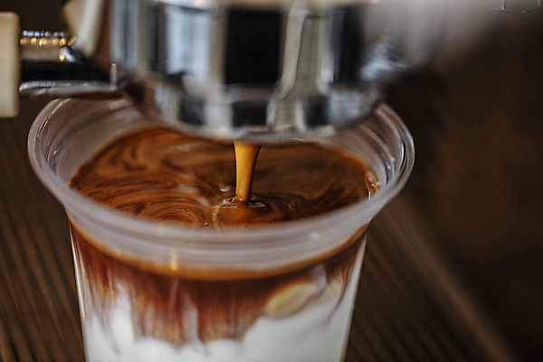 포토 JPG 커피 실내 근접촬영 사람없음 카페 우유 붓기 에스프레소 아이스커피 에스프레소머신 카페라떼 테이크아웃컵 국내포토 음료 뷰포인트 모션 유제품 내부 컵 상점 라떼 커피용품 파일형식