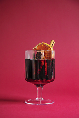 포토 JPG 오렌지 잔 실내 사람없음 와인 칵테일 빨간배경 시나몬 시나몬스틱 뱅쇼 국내포토 식기 백그라운드 과일 주류 내부 빨간색 파일형식