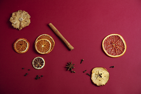 포토 JPG 오렌지 재료 사람없음 건과일 빨간배경 시나몬 시나몬스틱 뱅쇼 팔각회향 국내포토 백그라운드 과일 건조 빨간색 와인 향신료 파일형식
