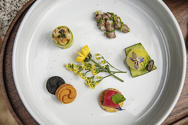 포토 JPG 접시 꽃 한식 사람없음 하이앵글 상차림 나무쟁반 핑거푸드 국내포토 식물 식기 음식 뷰포인트 쟁반 목재 파일형식