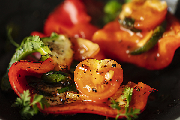 포토 JPG 방울토마토 검은배경 피망 파프리카 건강 요리 근접촬영 사람없음 야채볶음 맛있는 국내포토 뷰포인트 백그라운드 토마토 채소 검은색 볶음 파일형식