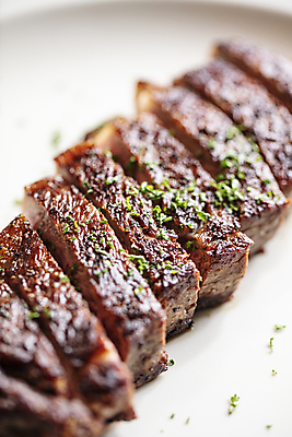 포토 JPG 접시 실내 스테이크 요리 사람없음 아웃포커스 슬라이스 맛있는 국내포토 식기 서양음식 촬영기법 내부 파일형식