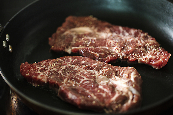 포토 JPG 실내 스테이크 요리 사람없음 프라이팬 굽기 집밥 목심 맛있는 국내포토 음식 주방용품 서양음식 육류 내부 구이 파일형식