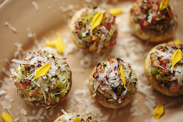 포토 JPG 접시 꽃잎 치즈 사람없음 버섯 버섯구이 버섯요리 음식데코레이션 핑거푸드 국내포토 식기 꽃 음식 유제품 구이 파일형식