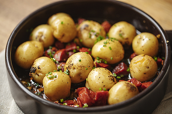 포토 JPG 접시 반찬 감자 실내 사람없음 아웃포커스 식탁보 햄 감자조림 나무배경 국내포토 식기 음식 백그라운드 채소 촬영기법 육류 내부 조림 파일형식