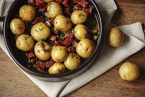 포토 JPG 접시 반찬 감자 사람없음 식탁보 햄 감자조림 나무배경 국내포토 식기 음식 백그라운드 채소 육류 조림 파일형식