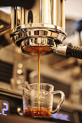 포토 JPG 커피 실내 사람없음 아웃포커스 컵 카페 붓기 에스프레소 에스프레소머신 에스프레소잔 국내포토 식기 음료 모션 잔 촬영기법 내부 상점 커피용품 파일형식