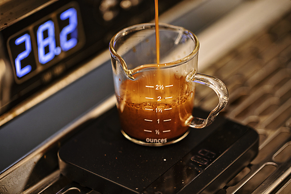 포토 JPG 커피 실내 사람없음 아웃포커스 컵 카페 붓기 에스프레소 에스프레소머신 전자저울 에스프레소잔 국내포토 식기 음료 모션 잔 촬영기법 저울 내부 상점 커피용품 파일형식