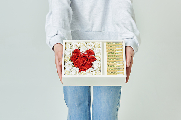 포토 JPG 스튜디오촬영 여자 기념일 지폐 회색배경 실내 선물 한명 들기 상반신 20대 성인 앞모습 선물상자 장미 한국인 하트 주기 전달 감사 5월행사 가정의달 오만원 돈상자 성인여자한명만 국내포토 모양 1 꽃 감정 뷰포인트 백그라운드 돈 모션 사람 동양인 이벤트 청년 내부 상자 회색 5월 여자한명만 성인여자만 파일형식