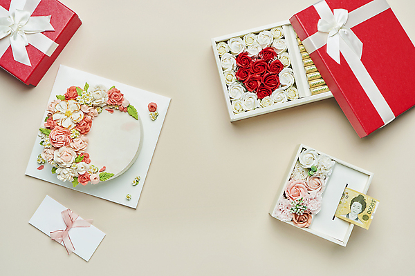 포토 JPG 스튜디오촬영 기념일 리본 지폐 실내 선물 사람없음 선물상자 하이앵글 장미 케이크 하트 오브젝트 흰배경 감사 5월행사 가정의달 오만원 돈봉투 돈상자 국내포토 모양 꽃 감정 뷰포인트 백그라운드 돈 디저트 봉투 이벤트 내부 상자 흰색 5월 파일형식