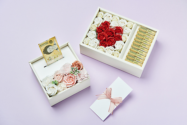 포토 JPG 스튜디오촬영 기념일 지폐 실내 선물 사람없음 선물상자 장미 하트 오브젝트 감사 5월행사 가정의달 오만원 돈봉투 돈상자 보라색배경 국내포토 모양 꽃 감정 백그라운드 돈 봉투 이벤트 내부 상자 보라색 5월 파일형식