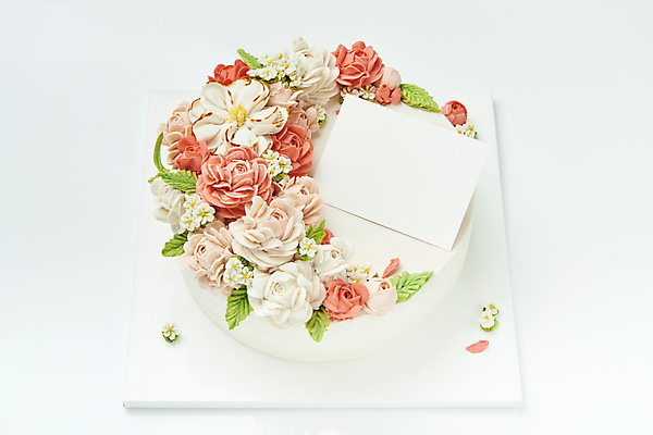 포토 JPG 스튜디오촬영 기념일 꽃 프레임 실내 선물 사람없음 케이크 오브젝트 흰배경 감사 5월행사 가정의달 카피스페이스 국내포토 카드프레임 식물 감정 백그라운드 디저트 이벤트 내부 공백 흰색 5월 파일형식