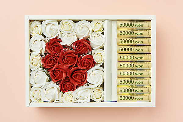 포토 JPG 스튜디오촬영 기념일 지폐 실내 선물 사람없음 선물상자 하이앵글 장미 하트 오브젝트 담기 감사 5월행사 가정의달 오만원 돈상자 분홍색배경 국내포토 모양 꽃 감정 뷰포인트 분홍색 백그라운드 돈 모션 이벤트 내부 상자 5월 파일형식