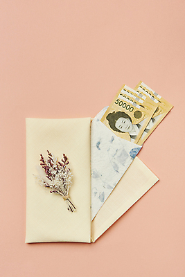 포토 JPG 스튜디오촬영 기념일 꽃 지폐 편지봉투 실내 사람없음 하이앵글 다발 한지 오브젝트 담기 감사 오만원 돈봉투 분홍색배경 국내포토 식물 감정 종이 뷰포인트 분홍색 백그라운드 돈 모션 봉투 이벤트 내부 편지 파일형식