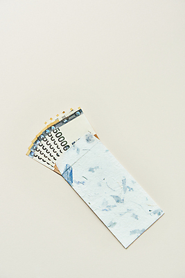 포토 JPG 스튜디오촬영 기념일 지폐 회색배경 실내 사람없음 하이앵글 한지 오브젝트 담기 감사 오만원 돈봉투 국내포토 감정 종이 뷰포인트 백그라운드 돈 모션 봉투 이벤트 내부 회색 파일형식