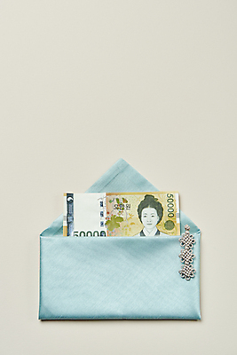 포토 JPG 스튜디오촬영 명절 지폐 회색배경 전통소품 실내 사람없음 하이앵글 오브젝트 담기 감사 오만원 돈봉투 명절선물 국내포토 전통 기념일 감정 뷰포인트 백그라운드 돈 모션 봉투 선물 내부 회색 파일형식