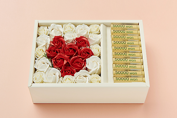포토 JPG 스튜디오촬영 기념일 지폐 실내 선물 사람없음 선물상자 장미 하트 오브젝트 담기 감사 5월행사 가정의달 오만원 돈상자 분홍색배경 국내포토 모양 꽃 감정 분홍색 백그라운드 돈 모션 이벤트 내부 상자 5월 파일형식