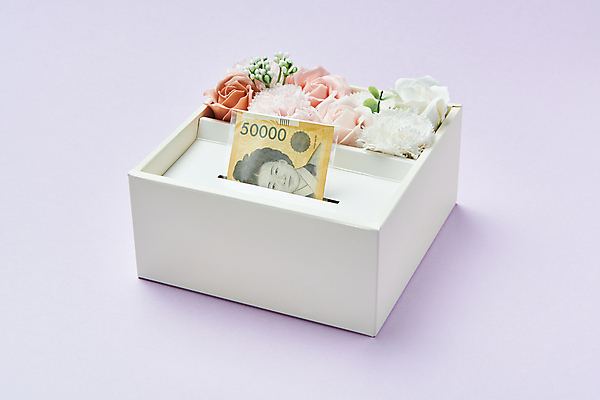 포토 JPG 스튜디오촬영 기념일 지폐 실내 선물 사람없음 선물상자 장미 카네이션 오브젝트 감사 5월행사 가정의달 꽂음 오만원 돈상자 보라색배경 나오기 국내포토 꽃 감정 백그라운드 돈 모션 이벤트 내부 상자 보라색 5월 파일형식