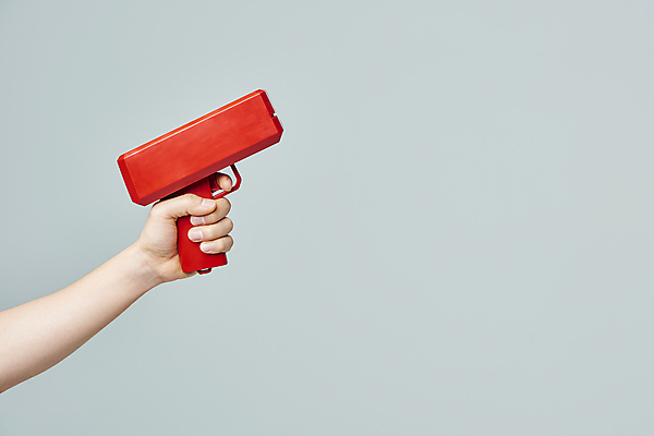 포토 JPG 스튜디오촬영 손 회색배경 실내 들기 신체부위 오브젝트 준비 머니건 국내포토 백그라운드 돈 모션 사람 내부 회색 총 파일형식