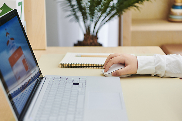 포토 JPG 손 수업중 실내 신체부위 노트북 연필 공책 책상 무선마우스 온라인강의 이러닝 홈스쿨 홈스쿨링 자기주도학습 스마트러닝 국내포토 교육 가구 수업 문구용품 학용품 사람 내부 전자제품 학습 필기구 마우스 강의 파일형식 언택트