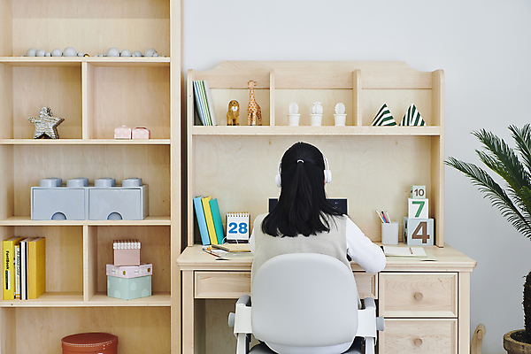 포토 JPG 여자 화분 어린이 수업 수업중 책장 선반 실내 한명 앉기 소녀 상반신 뒷모습 10대 노트북 헤드셋 한국인 책상 온라인강의 이러닝 홈스쿨 홈스쿨링 소녀한명만 자기주도학습 스마트러닝 언스쿨링 국내포토 1 교육 뷰포인트 음향기기 가구 모션 청소년 사람 동양인 내부 전자제품 학습 헤드폰 강의 여자한명만 소녀만 파일형식 언택트