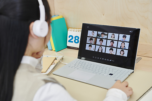 포토 JPG 여자 어린이 수업 수업중 실내 한명 소녀 상반신 옆모습 10대 노트북 헤드셋 턱괴기 한국인 잡기 책상 온라인강의 이러닝 홈스쿨 홈스쿨링 화상통화 소녀한명만 자기주도학습 스마트러닝 언스쿨링 국내포토 1 교육 뷰포인트 음향기기 가구 모션 청소년 사람 동양인 내부 전자제품 학습 헤드폰 강의 통화 여자한명만 소녀만 파일형식 언택트