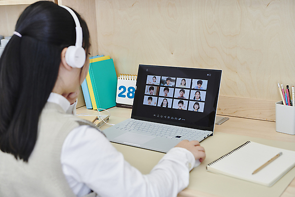 포토 JPG 여자 어린이 수업 수업중 실내 한명 소녀 상반신 뒷모습 10대 노트북 헤드셋 공책 한국인 잡기 책상 온라인강의 이러닝 홈스쿨 홈스쿨링 화상통화 소녀한명만 자기주도학습 스마트러닝 언스쿨링 국내포토 1 교육 뷰포인트 음향기기 가구 모션 청소년 문구용품 사람 동양인 내부 전자제품 학습 헤드폰 강의 통화 여자한명만 소녀만 파일형식 언택트
