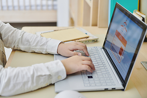 포토 JPG 손 수업중 실내 신체부위 노트북 타이핑 책상 온라인강의 이러닝 홈스쿨 홈스쿨링 자기주도학습 스마트러닝 국내포토 교육 가구 수업 사람 내부 전자제품 학습 강의 파일형식 언택트