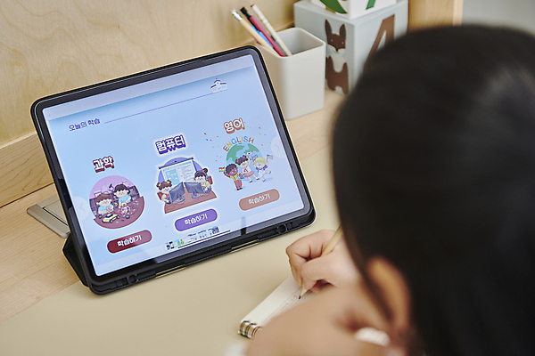 포토 JPG 여자 어린이 교과목 수업 수업중 실내 한명 소녀 상반신 뒷모습 10대 태블릿 연필 턱괴기 한국인 기록 소프트포커스 책상 온라인강의 이러닝 홈스쿨 홈스쿨링 소녀한명만 자기주도학습 스마트러닝 언스쿨링 국내포토 1 교육 뷰포인트 가구 모션 청소년 학용품 촬영기법 사람 동양인 내부 전자제품 스마트기기 학습 필기구 강의 여자한명만 소녀만 파일형식 언택트