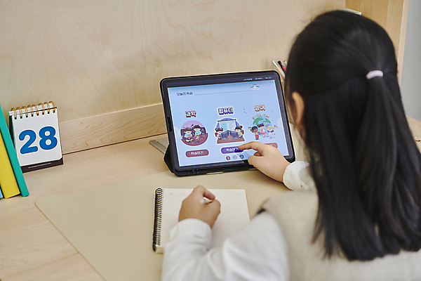 포토 JPG 여자 어린이 교과목 수업 수업중 실내 한명 들기 소녀 상반신 뒷모습 10대 태블릿 연필 공책 터치 한국인 책상 온라인강의 이러닝 홈스쿨 홈스쿨링 소녀한명만 자기주도학습 스마트러닝 언스쿨링 국내포토 1 교육 뷰포인트 가구 모션 청소년 문구용품 학용품 사람 동양인 내부 전자제품 스마트기기 학습 필기구 강의 여자한명만 소녀만 파일형식 언택트