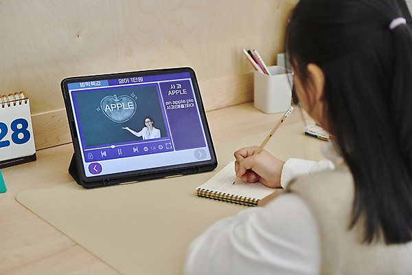 포토 JPG 여자 어린이 수업 수업중 실내 영어교육 한명 소녀 상반신 뒷모습 10대 태블릿 연필 공책 한국인 기록 책상 온라인강의 이러닝 홈스쿨 홈스쿨링 소녀한명만 자기주도학습 스마트러닝 언스쿨링 국내포토 1 영어 교육 뷰포인트 가구 청소년 문구용품 학용품 사람 동양인 내부 전자제품 스마트기기 학습 필기구 강의 여자한명만 소녀만 파일형식 언택트